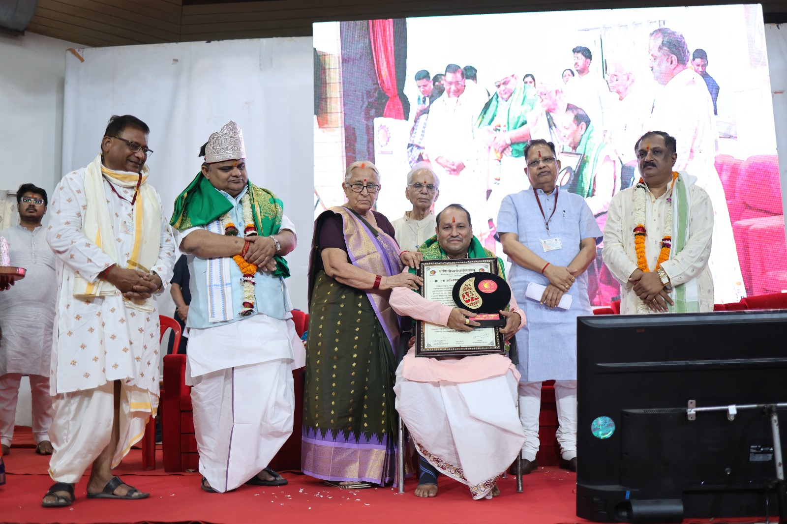 पण्डितराज उपाधि से सम्मानित हुए प्रो. बृजभूषण ओझा एवं प्रो. विष्णुकांत पाण्डेय