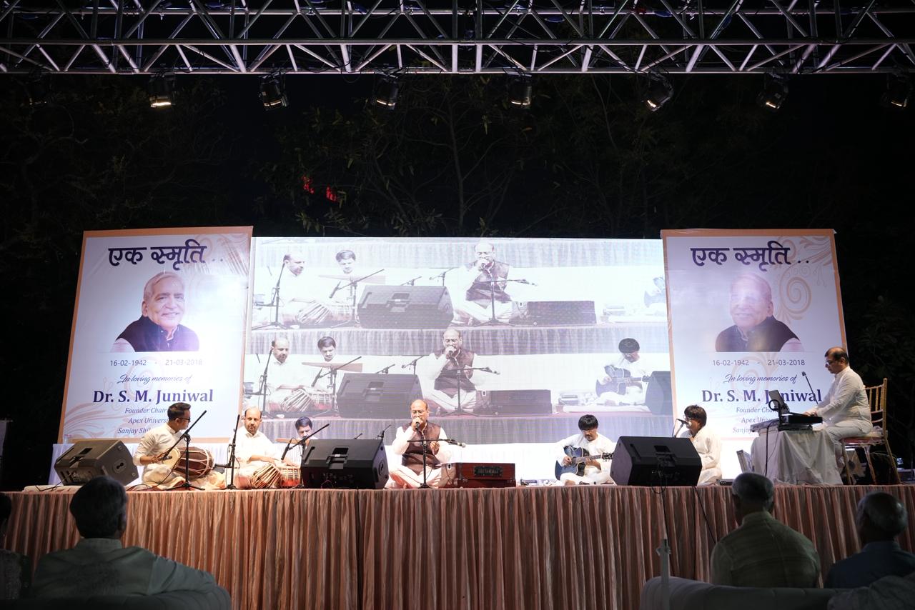 अपेक्स यूनिवर्सिटी में भक्ति और संगीत का अद्भुत संगम, सुरेश वाडकर ने बांधा समां