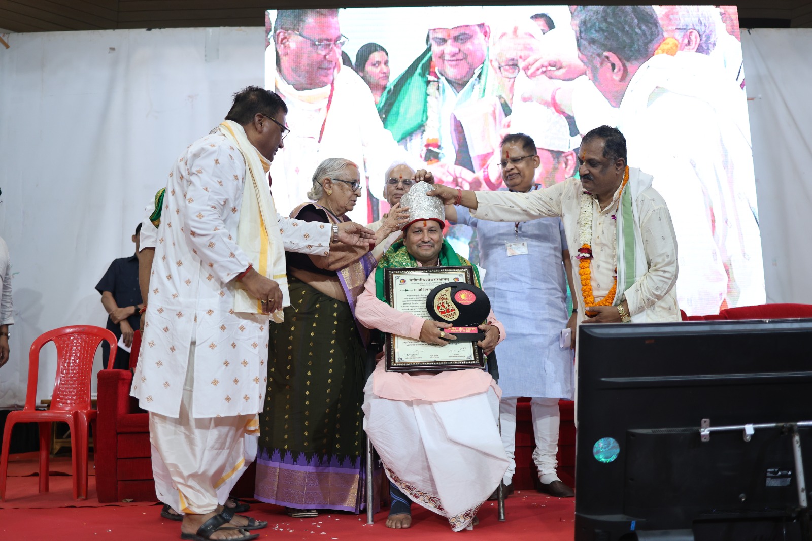 पण्डितराज उपाधि से सम्मानित हुए प्रो. बृजभूषण ओझा एवं प्रो. विष्णुकांत पाण्डेय