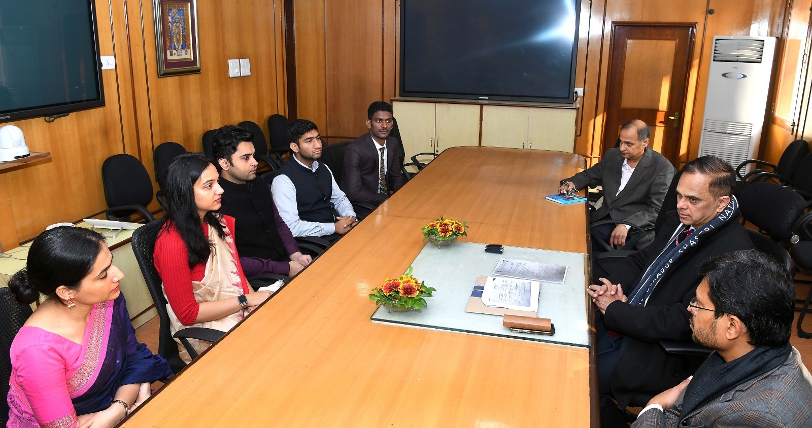 भारतीय विदेश सेवा - 2025 बैच के प्रशिक्षु अधिकारियों ने की मुख्य सचिव से मुलाकात