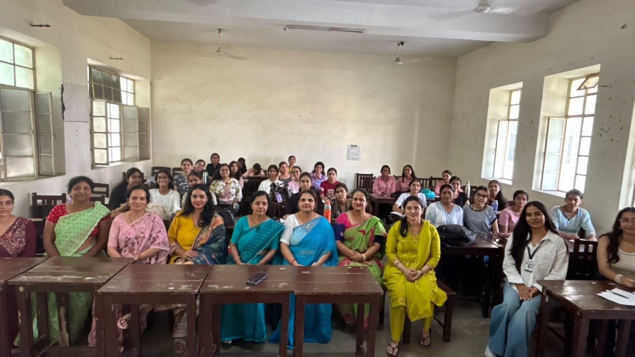 अभिव्यक्ति क्लब ने आयोजित की ‘जस्ट ए मिनट’ प्रतियोगिता’