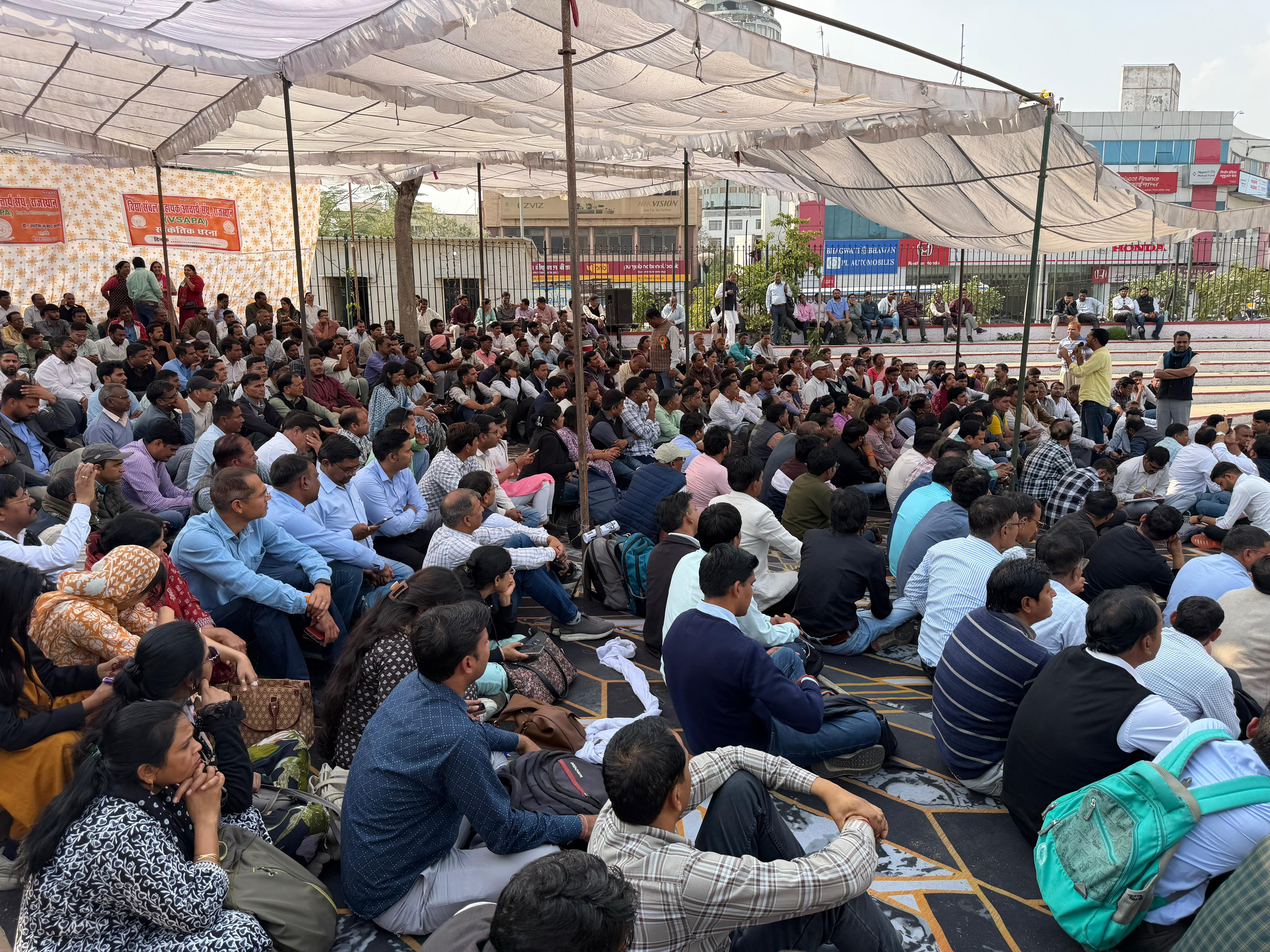 उच्च शिक्षा में अस्थाई भर्ती के  (शिक्षा वीर) विरोध में शहीद स्मारक पर आज हजारों पीएचडी डिग्री धारी युवाओं ने किया धरना प्रदर्शन