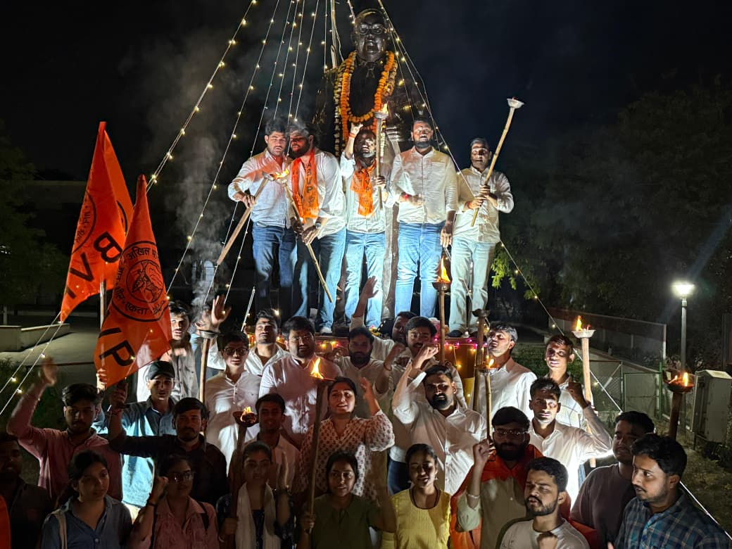 संविधान की गूँज और मशालों की रोशनी से जगमगाया राजस्थान विश्वविद्यालय