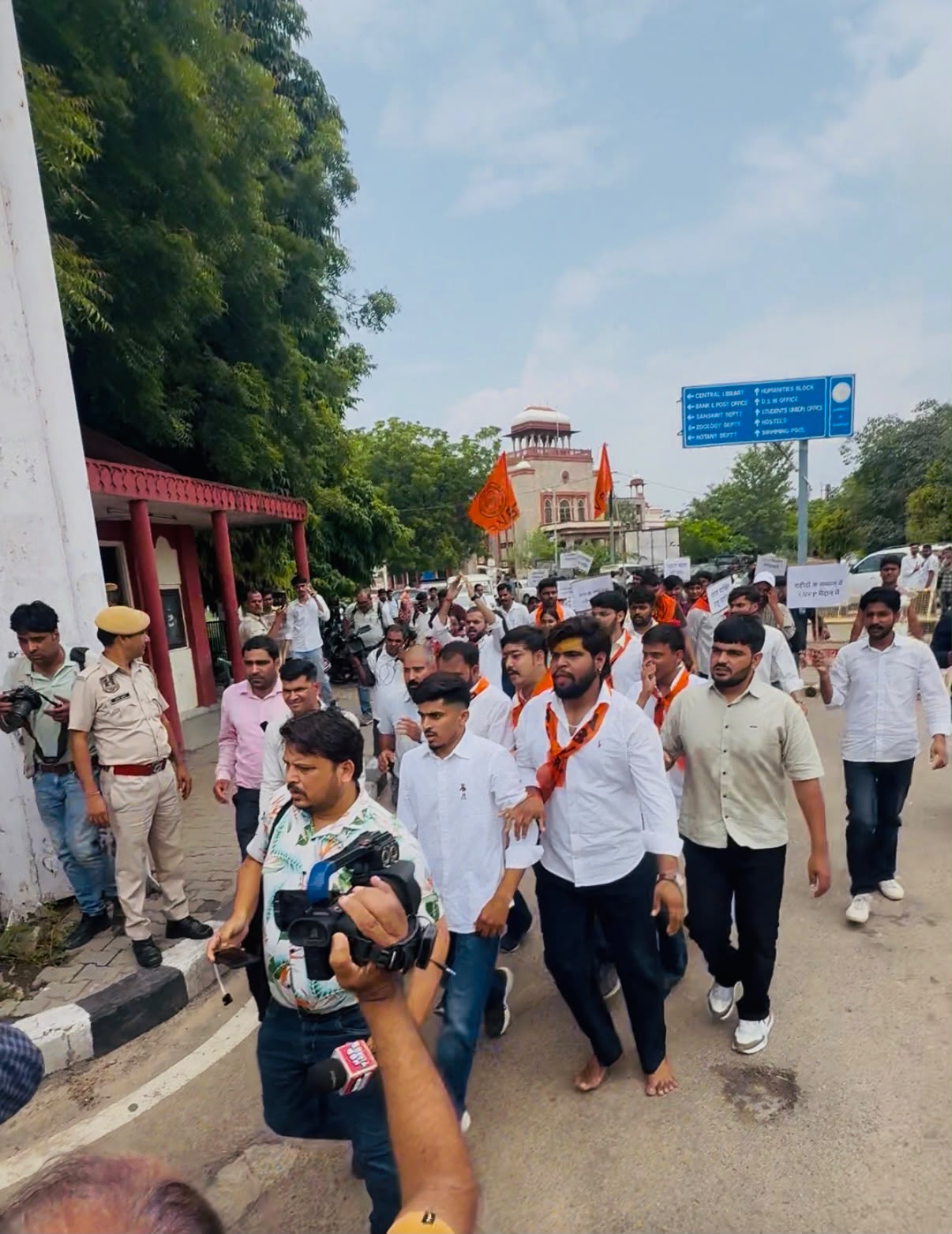 राजस्थान विश्वविद्यालय गेट पर एबीवीपी का जैसलमेर के कोतवाली थाना अधिकारी को निलंबन करने की मांग को लेकर उग्र प्रदर्शन