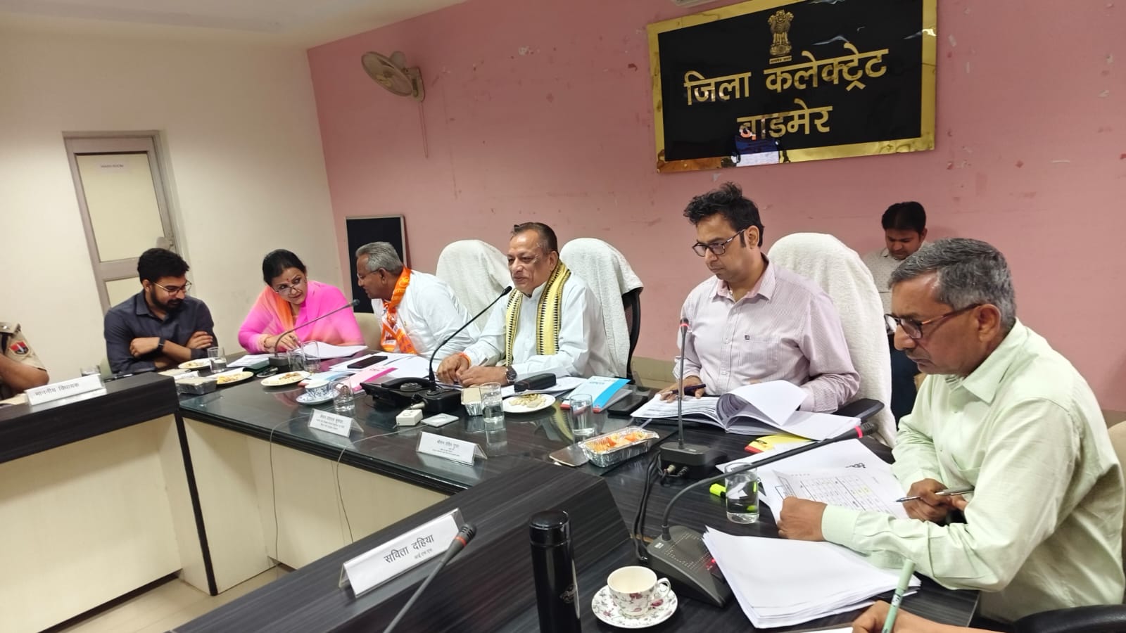 फ्लैगशिप योजनाओं, बजट घोषणाओं एवं ग्रीष्मकालीन जल प्रबंधन की तैयारियों पर दिया जोर