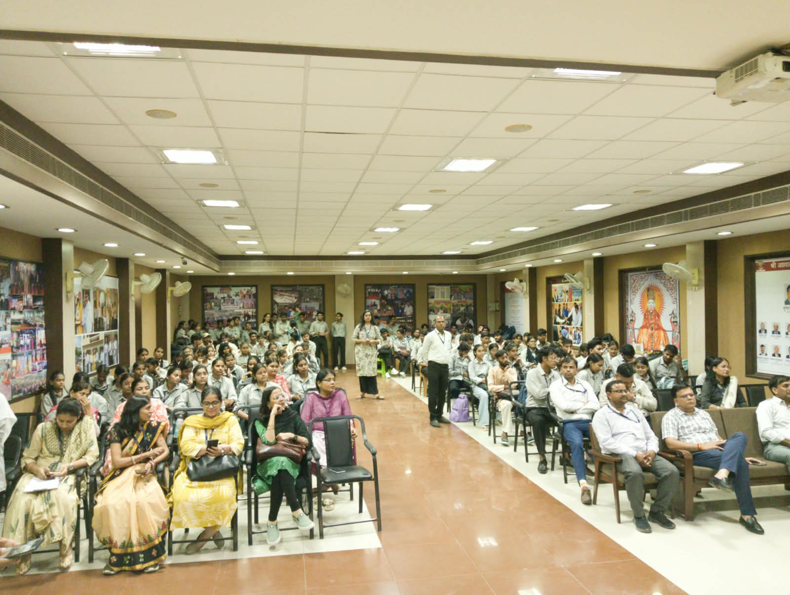 वाद विवाद प्रतियोगिता तथा आत्मनिर्भर भारत पर पोस्टर प्रतियोगिता का आयोजन किया