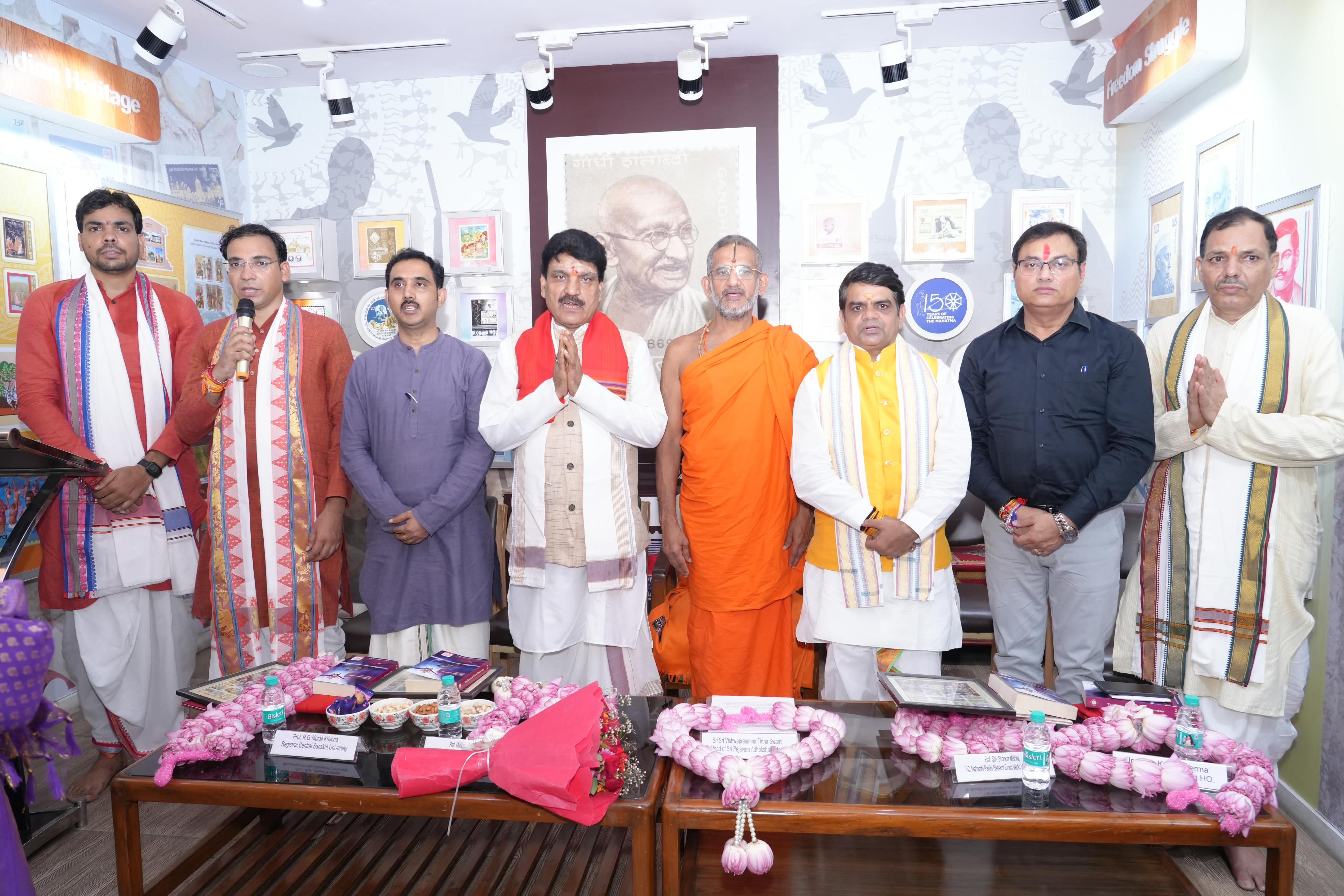 विश्व संस्कृत दिवस पर स्वस्तिवाचनम् के 16 वर्ष पूर्ण होने के उपलक्ष्य में डाक विभाग ने जारी किया विशेष आवरण