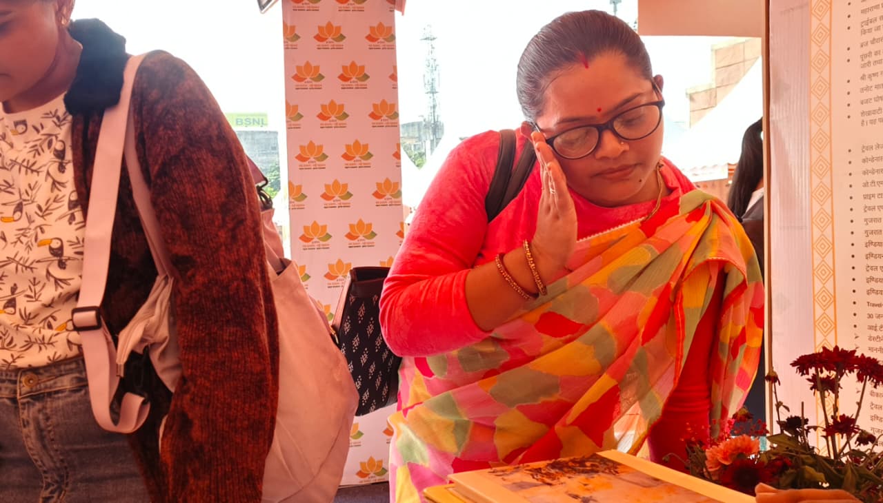 जेकेके में आयोजित राज्य स्तरीय प्रदर्शनी में राज्य सरकार के विगत दो वर्षों में पर्यटन क्षेत्र में किये गए शानदार कार्यों की जानकारी प्राप्त करते नजर आये विजिटर्स