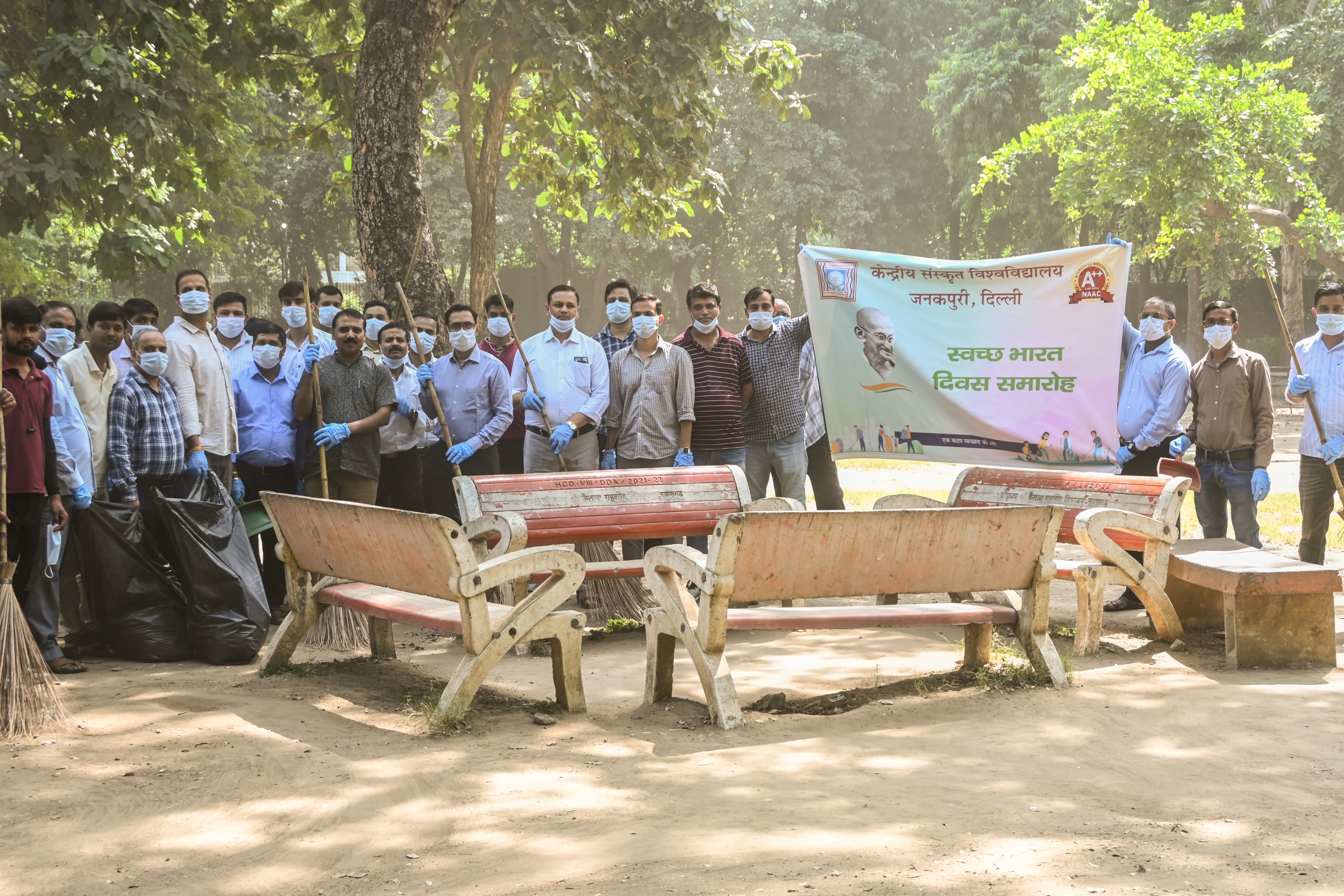 गांधी-शास्त्री जयंती पर स्वच्छता कर्मियों का सम्मान सीएसयू में स्वच्छता अभियान के साथ डोर-टू-डोर जागरूकता, सेवा एवं श्रमदान को दिया बढ़ावा