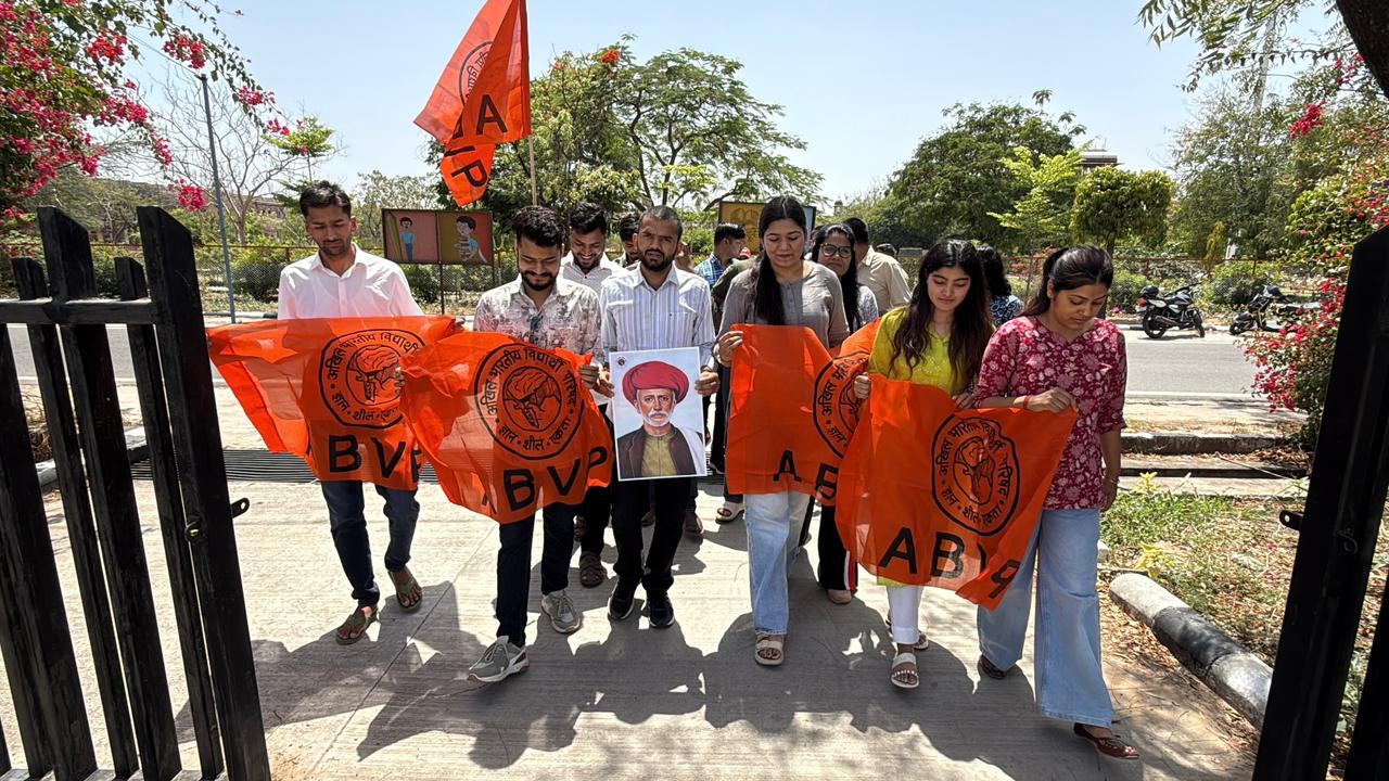 महात्मा ज्योतिबा फुले की जयंती के अवसर पर विश्वविद्यालय परिसर में भव्य पुष्पांजलि कार्यक्रम एवं विचार संगोष्ठी का आयोजन