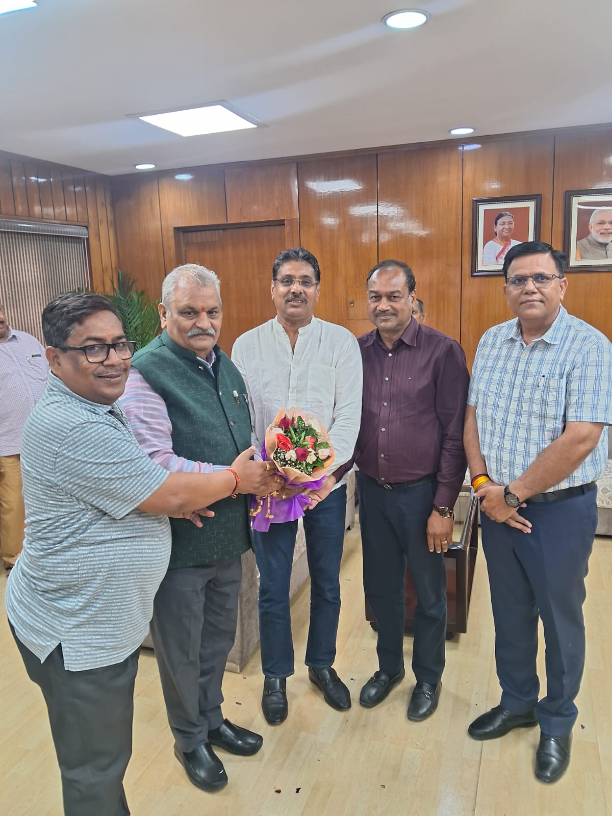 श्री अग्रवाल शिक्षा समिति के पदाधिकारियों के साथ राजस्थान विश्वविद्यालय के नवनियुक्त कुलगुरु से मुलाकात कर बधाई प्रेषित की