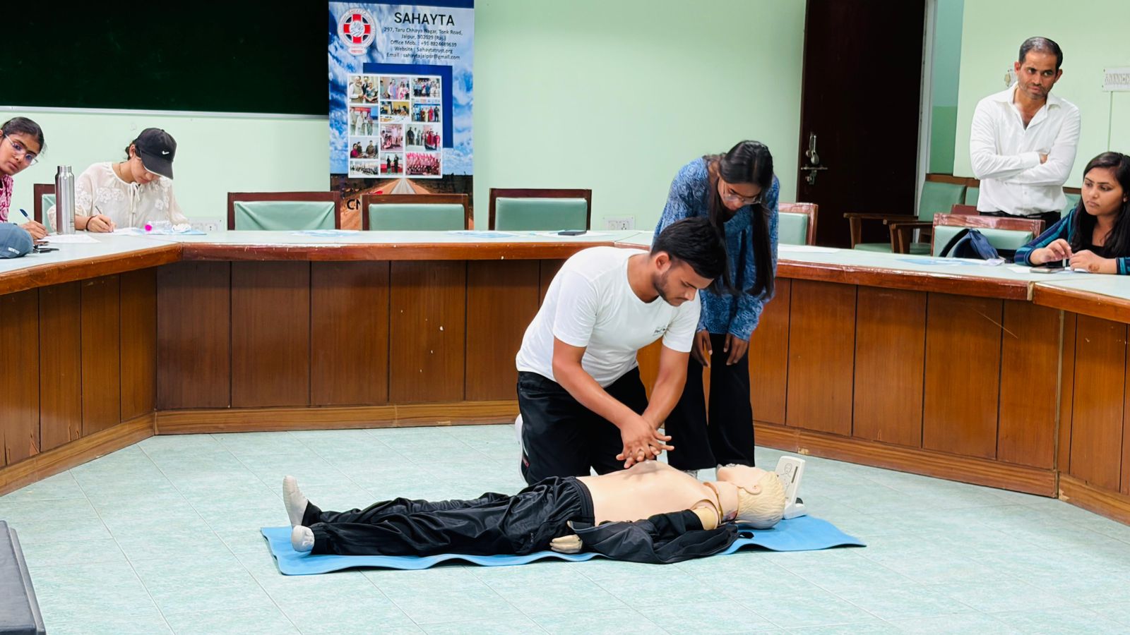 राजस्थान विश्वविद्यालय के 'लाइफलाँग लर्निंग विभाग' में आपदा प्रबंधन एवं जीवन रक्षा कौशल पर कार्यशाला आयोजित; विद्यार्थियों ने सीखे सीपीआर के गुर