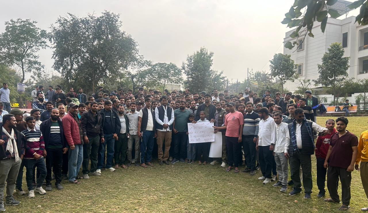 चतुर्थ श्रेणी कर्मचारी भर्ती में पद बढ़ाने की माँग को लेकर राजस्थान बेरोजगार यूनियन का आंदोलन तेज, मुख्यमंत्री के नाम खून से लिखा पत्र