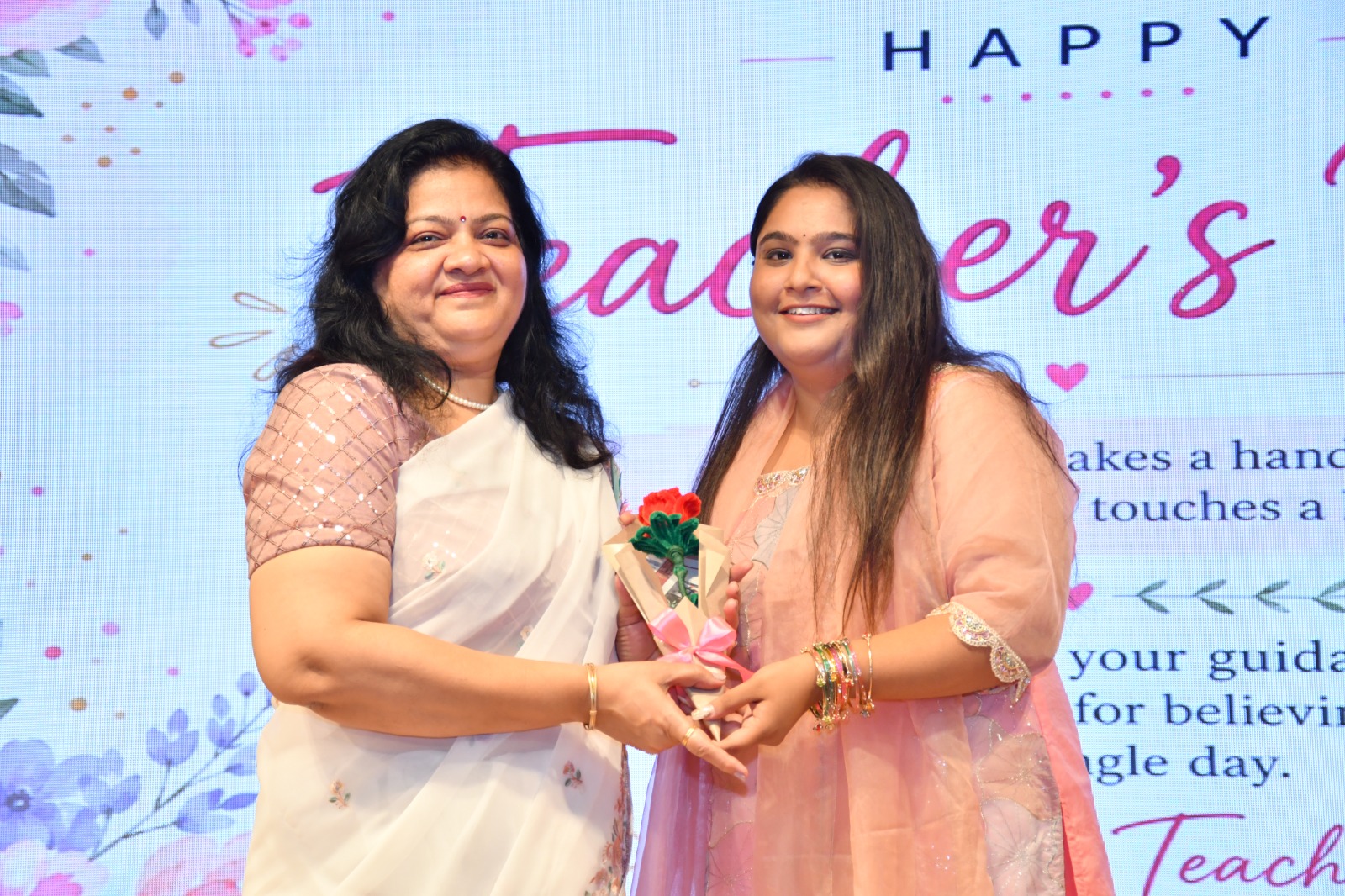 फ्लोरल फिएस्टा” थीम पर शिक्षक दिवस का आयोजन