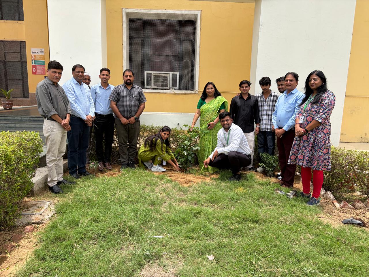 दैनिक भास्कर के 75 लाख पौधारोपण अभियान के तहत यूनिवर्सिटी ऑफ टेक्नोलॉजी में 50 पौधों का रोपण