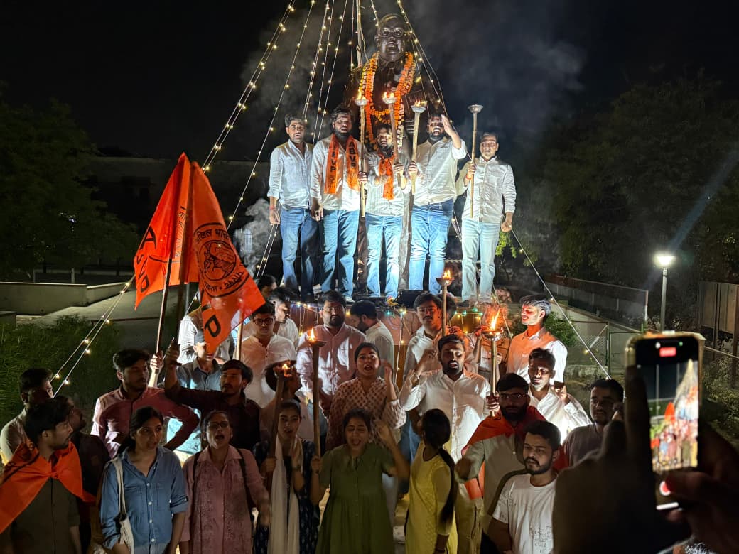 संविधान की गूँज और मशालों की रोशनी से जगमगाया राजस्थान विश्वविद्यालय