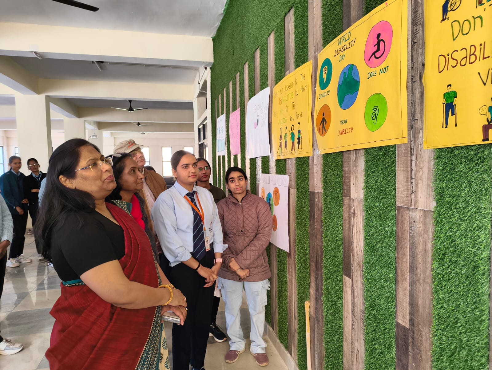 विश्व दिव्यांगता जागरूकता दिवस पर यूनिवर्सिटी ऑफ टेक्नोलॉजी में पोस्टर मेकिंग प्रतियोगिता का सफल आयोजन
