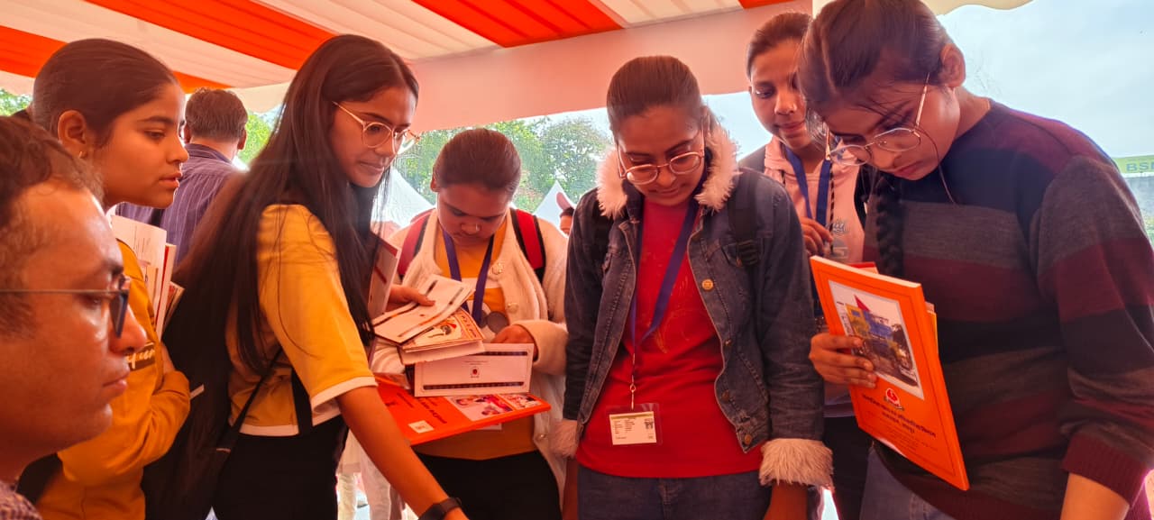 जेकेके में आयोजित राज्य स्तरीय प्रदर्शनी में राज्य सरकार के विगत दो वर्षों में पर्यटन क्षेत्र में किये गए शानदार कार्यों की जानकारी प्राप्त करते नजर आये विजिटर्स