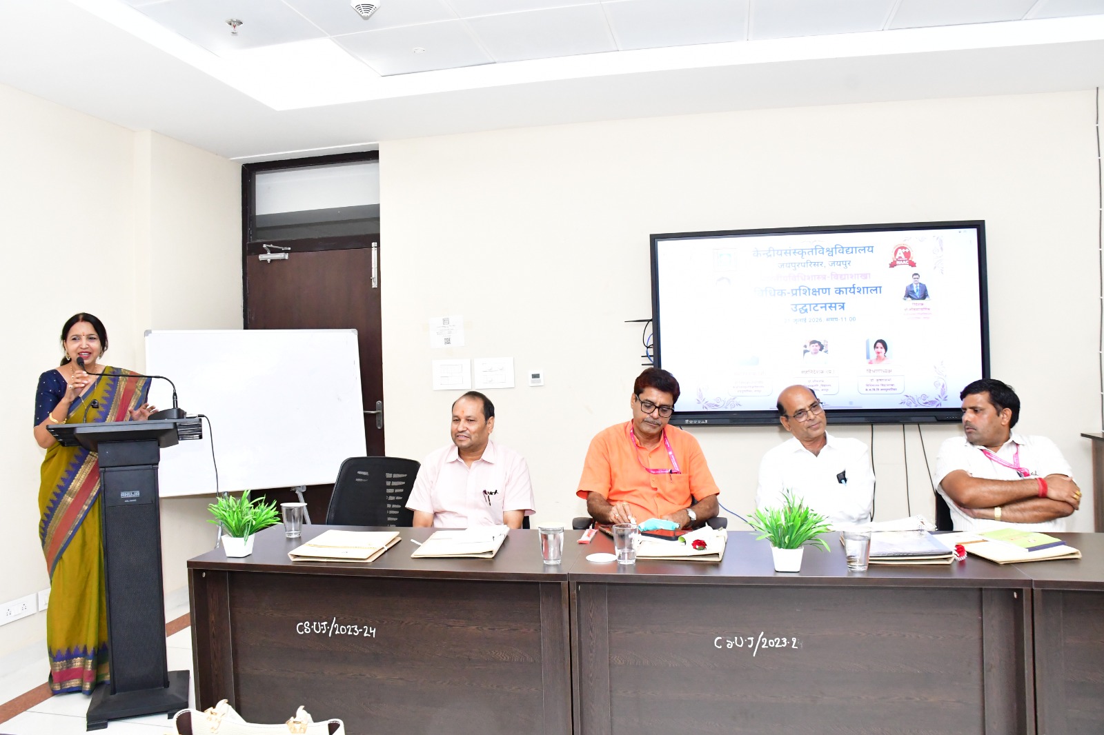 केन्द्रीय संस्कृत विश्वविद्यालय, जयपुर परिसर में नवदिवसीय विधिक प्रशिक्षण कार्यशाला का शुभारम्भ विधि व्यवसाय में ड्राफ्टिंग, प्लीडिंग एवं न्यायिक प्रक्रिया की बारीकियों से विद्यार्थियों को कराया गया अवगत
