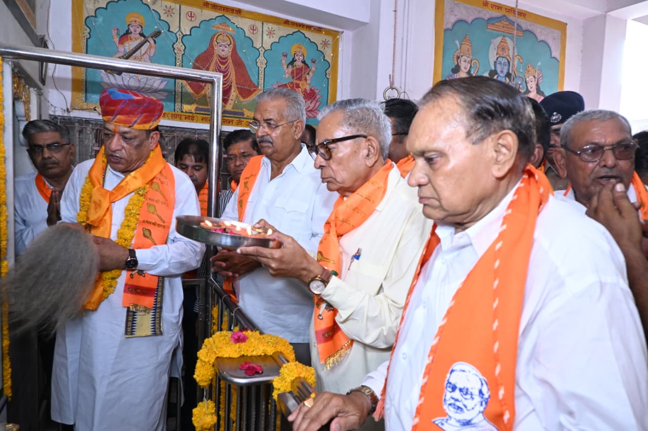 केंद्र सरकार के सफल 12 वर्ष पूरे होने के ऐतिहासिक अवसर पर देवस्थान मंत्री जोराराम कुमावत ने भगवान शिव का किया अभिषेक