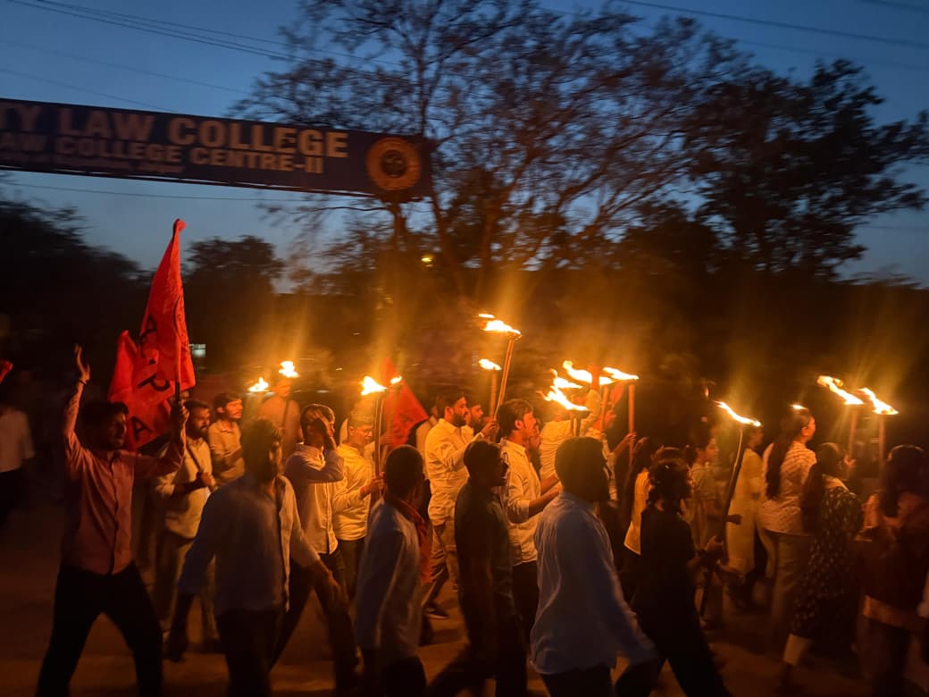 संविधान की गूँज और मशालों की रोशनी से जगमगाया राजस्थान विश्वविद्यालय