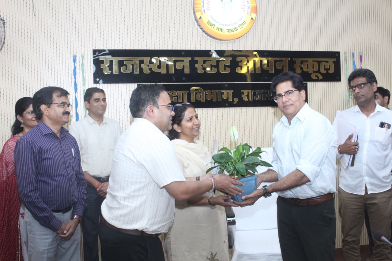 अतिरिक्त मुख्य सचिव शिक्षा विभाग ने ग्रहण किया पदभार, विभागीय गतिविधियों की जानकारी ली