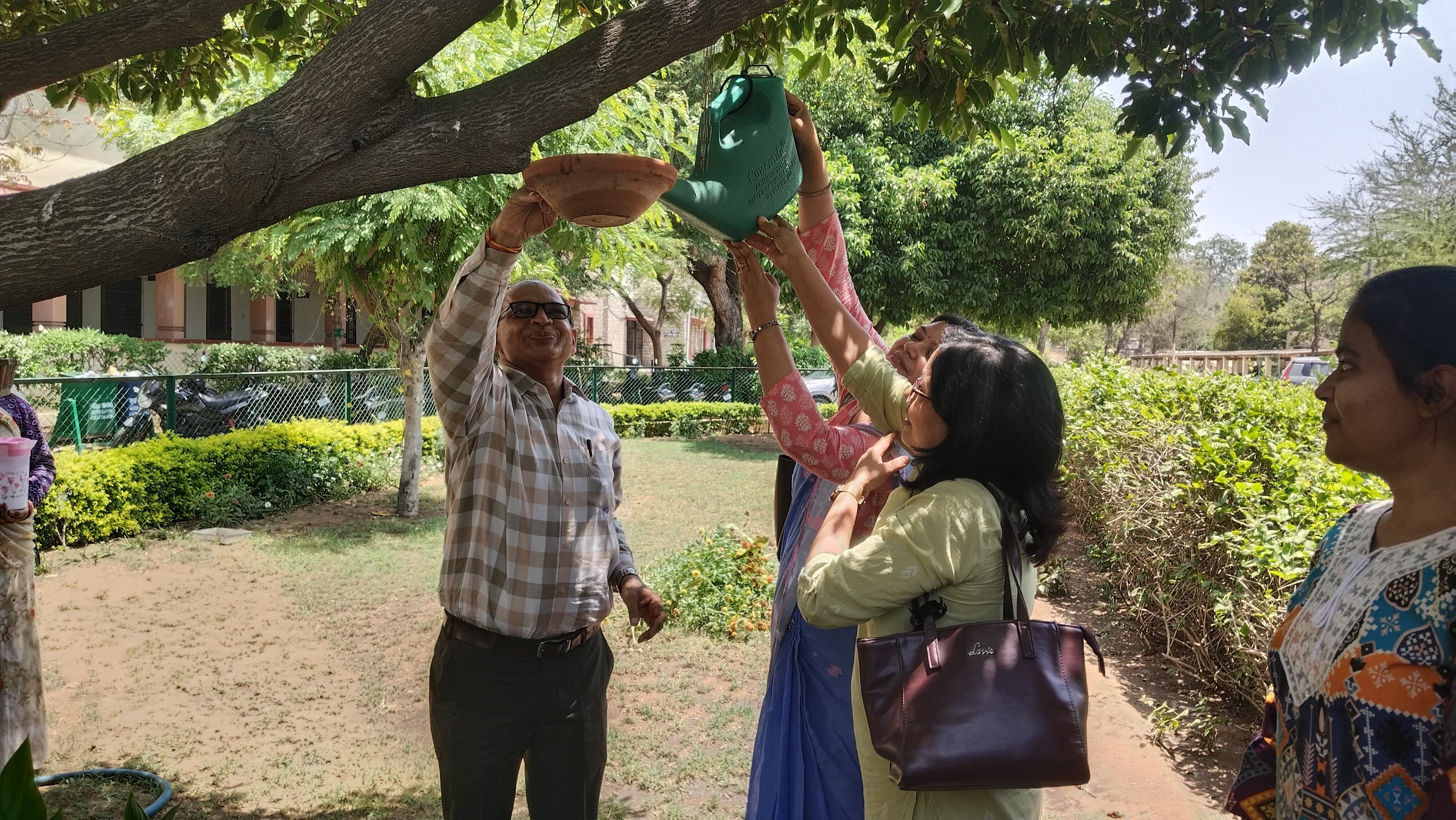 पक्षियों के लिए जल की व्यवस्था करने की सराहनीय पहल की