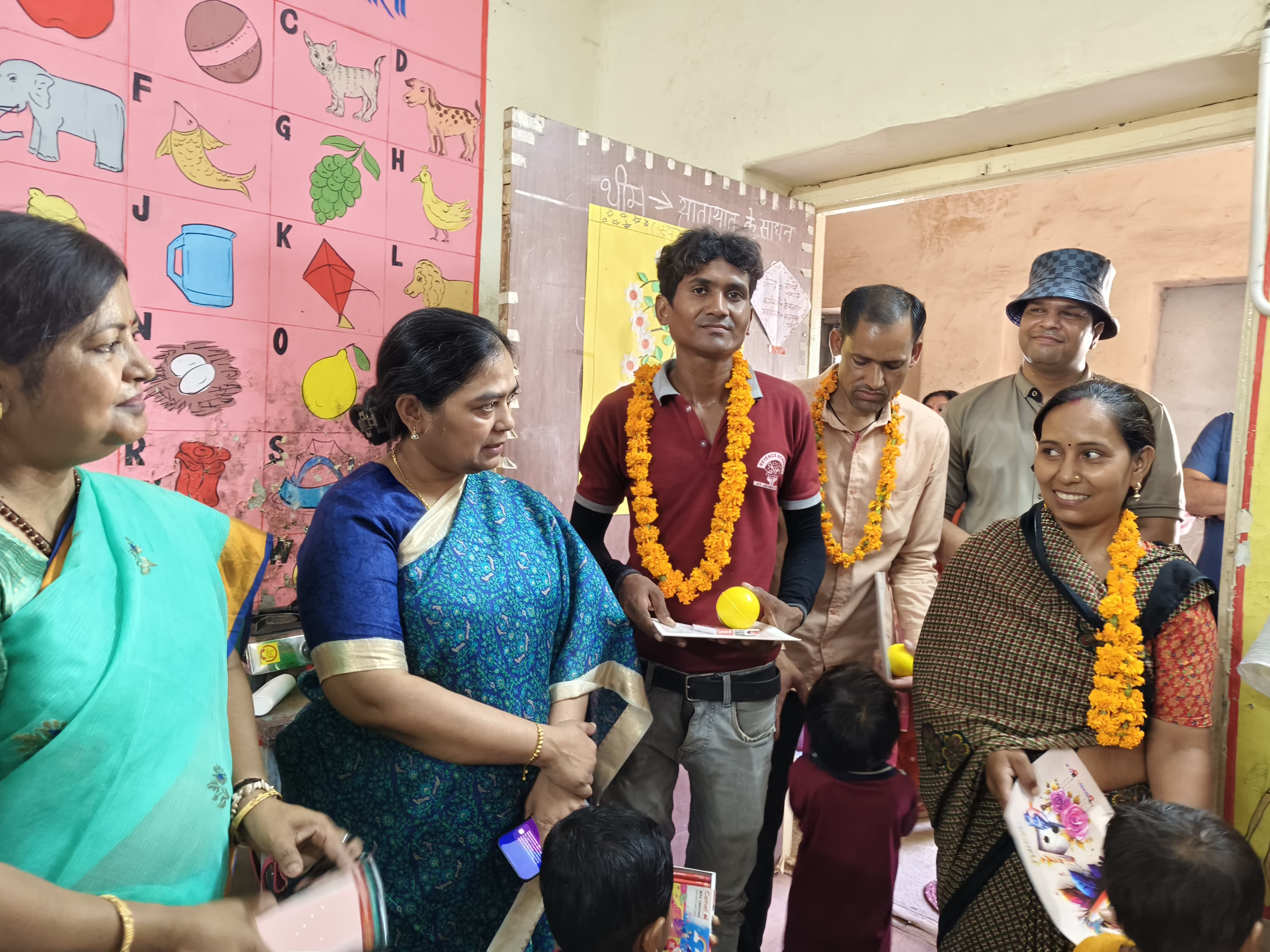 आंगनबाड़ी केंद्रों पर "खिलौना बैंक", "प्रवेशोत्सव एवं वृक्षारोपण" कार्यक्रम का आयोजन