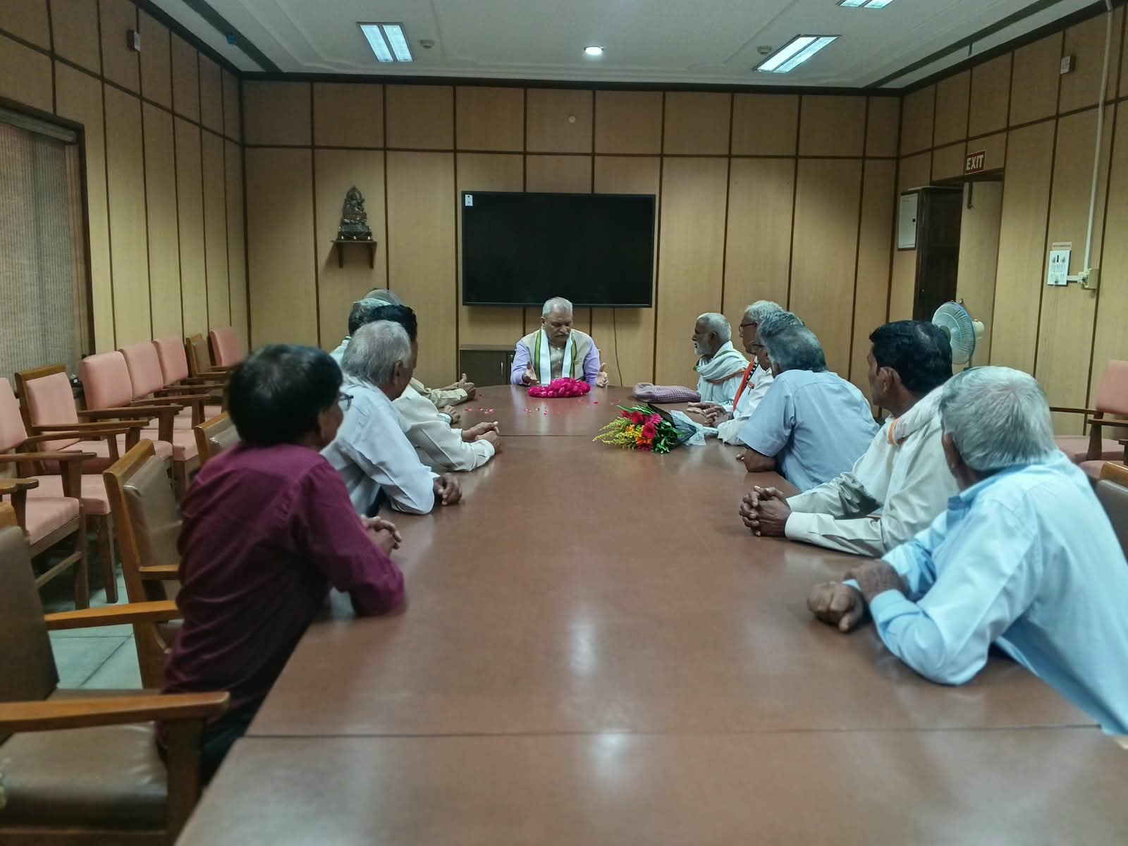 कुलगुरु प्रोफेसर भगवती प्रसाद सारस्वत को राजस्थान विश्वविद्यालय सेवानिवृत कर्मचारी एसोसिएशन द्वारा माला पहनाकर एवं गुलदस्ते देकर स्वागत किया