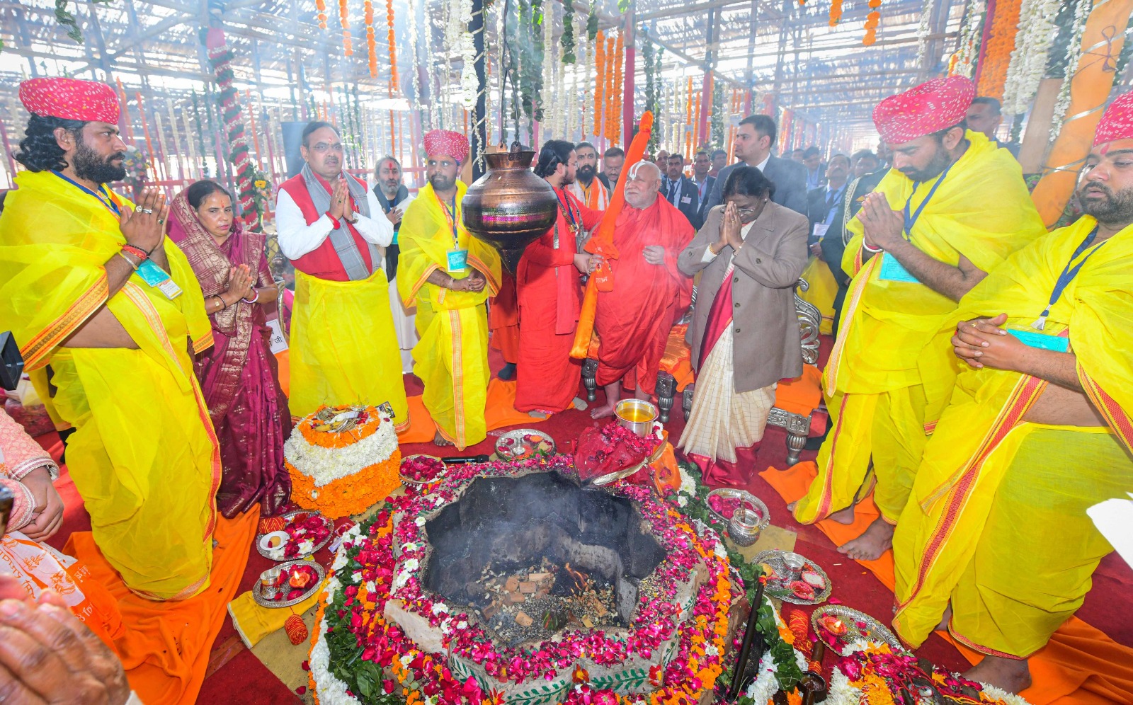 राष्ट्रपति श्रीमती द्रौपदी मुर्मु 1008 कुण्डीय हनुमान महायज्ञ में हुई शामिल