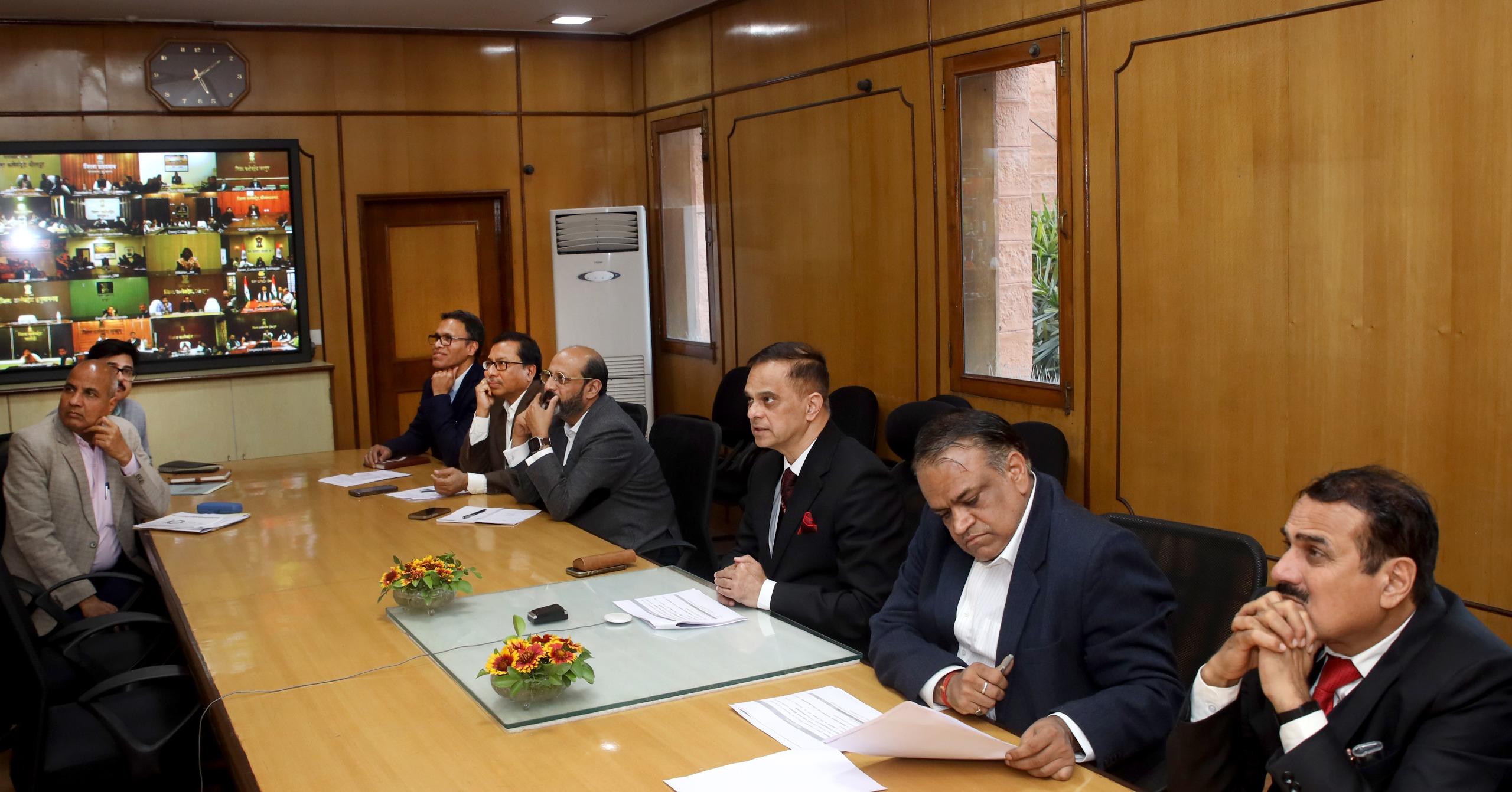 राष्ट्रगीत वंदे मातरम् के 150 वर्ष पूर्ण होने के उपलक्ष्य में 26 जनवरी तक आयोजित होने वाले कार्यक्रमों की तैयारियों को लेकर मुख्य सचिव की अध्यक्षता में आयोजित हुई बैठक