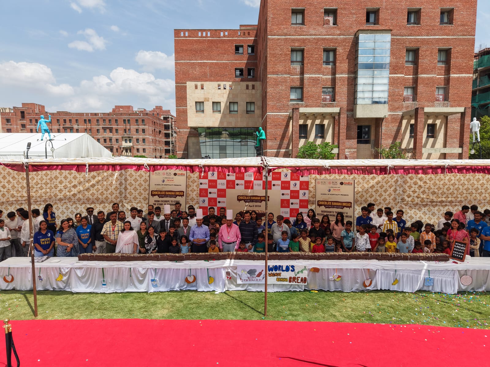 जेईसीआरसी के स्कूल ऑफ हॉस्पिटैलिटी ने बनाया 30 फ़ीट लंबा, 200 किलो वज़न 'वॉलनट बनाना ब्रेड'