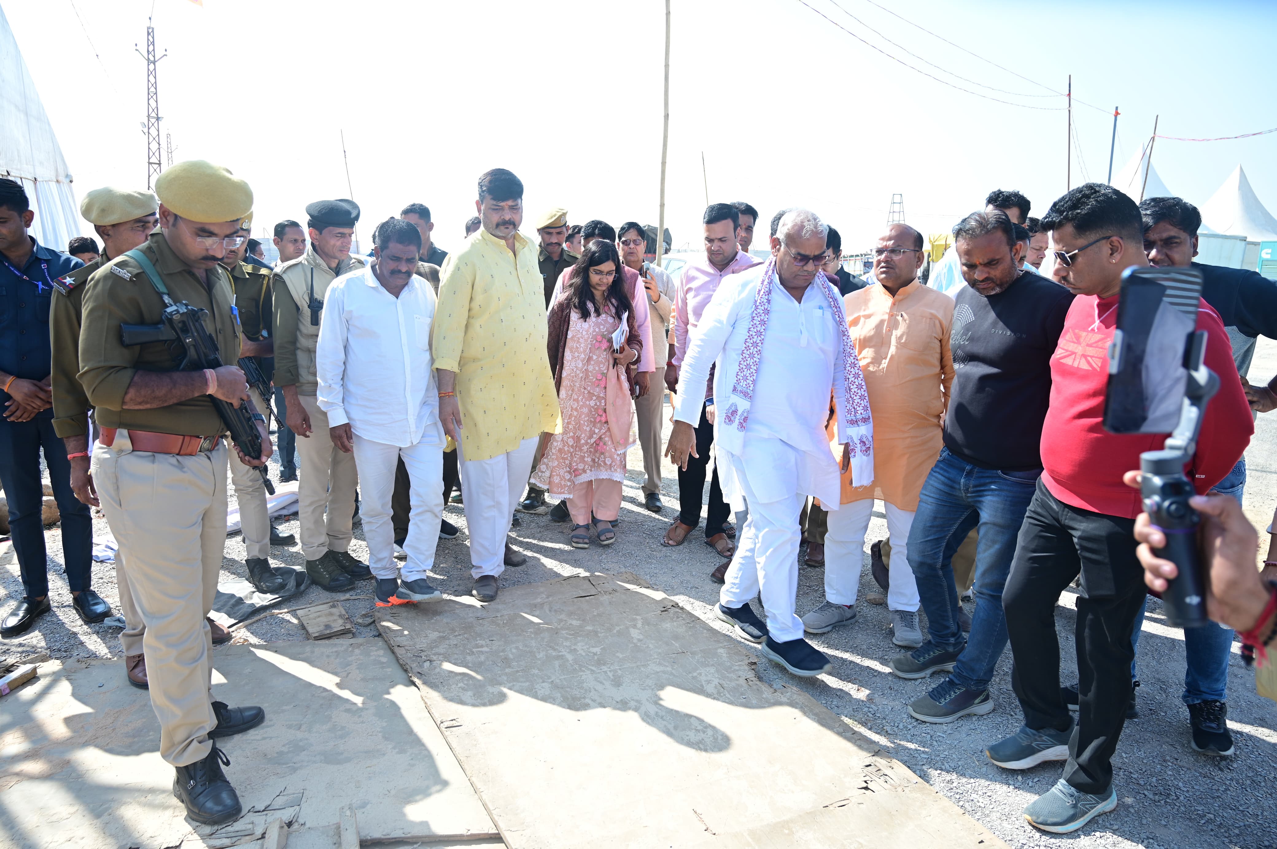 आचार्य धीरेंद्र शास्त्री के स्वागत के लिए चार धाम सज के तैयार