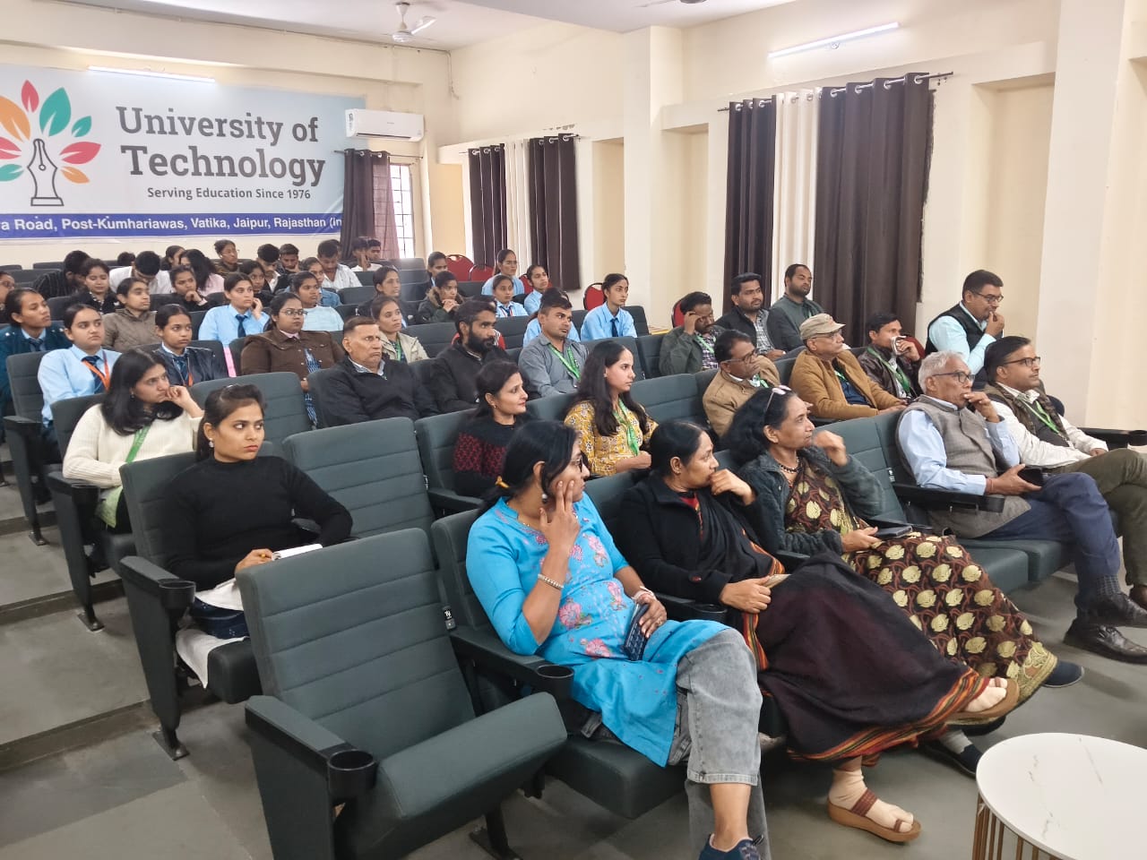 यूनिवर्सिटी ऑफ टेक्नोलॉजी मे हैकाथॉन एवं प्रदर्शनी का सफल आयोजन