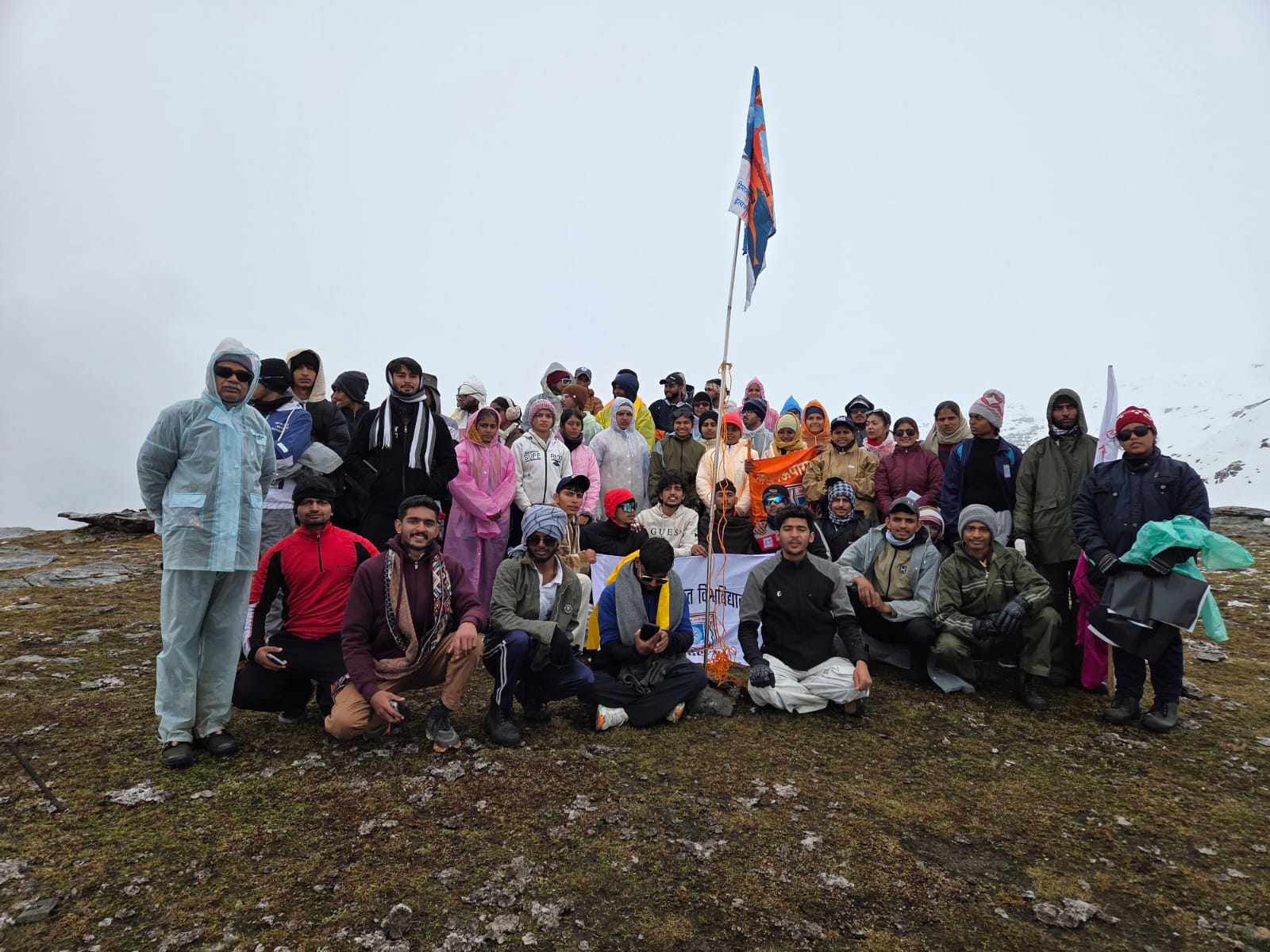 हिमालय की ऊँचाइयों पर गूँजा संस्कृत का स्वर “हिमालयस्य शिखरे शिखरे संस्कृतम् संस्कृत की वाणी भारत के घर-घर में गूँजनी चाहिए कुलपति प्रो. श्रीनिवास वरखेड़ी