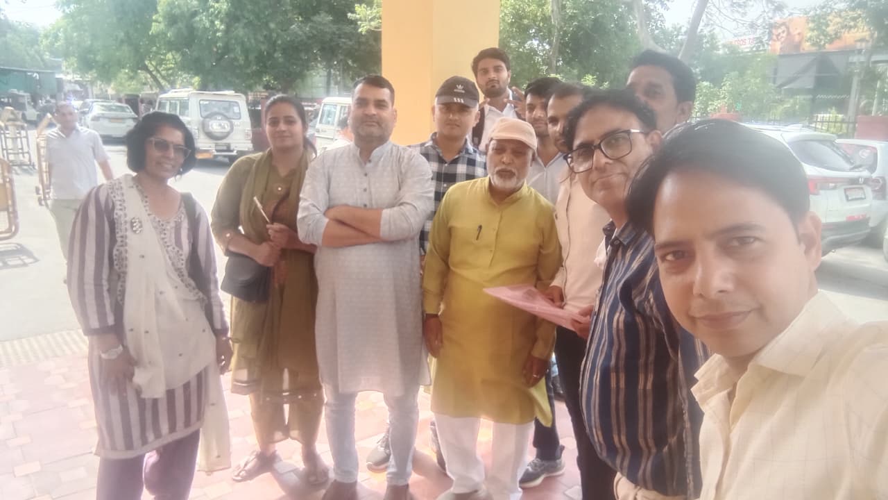 शिक्षकों की 21 सूत्रीय मांगों को लेकर कलेक्ट्रेट पर प्रदर्शन, ज्ञापन सौंपा