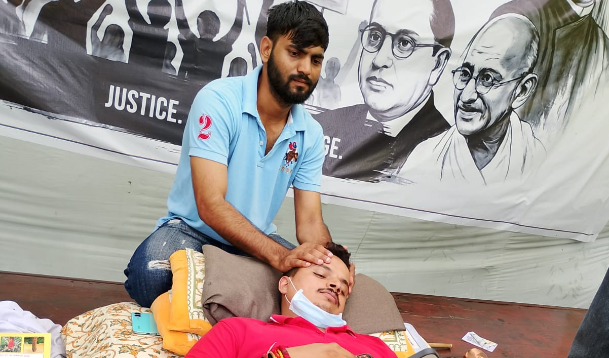 छात्र नेता शुभम रेवाड अनिश्चितकालीन भूख लाल पर बैठे हैं आज भूख हड़ताल का सातवां दिन