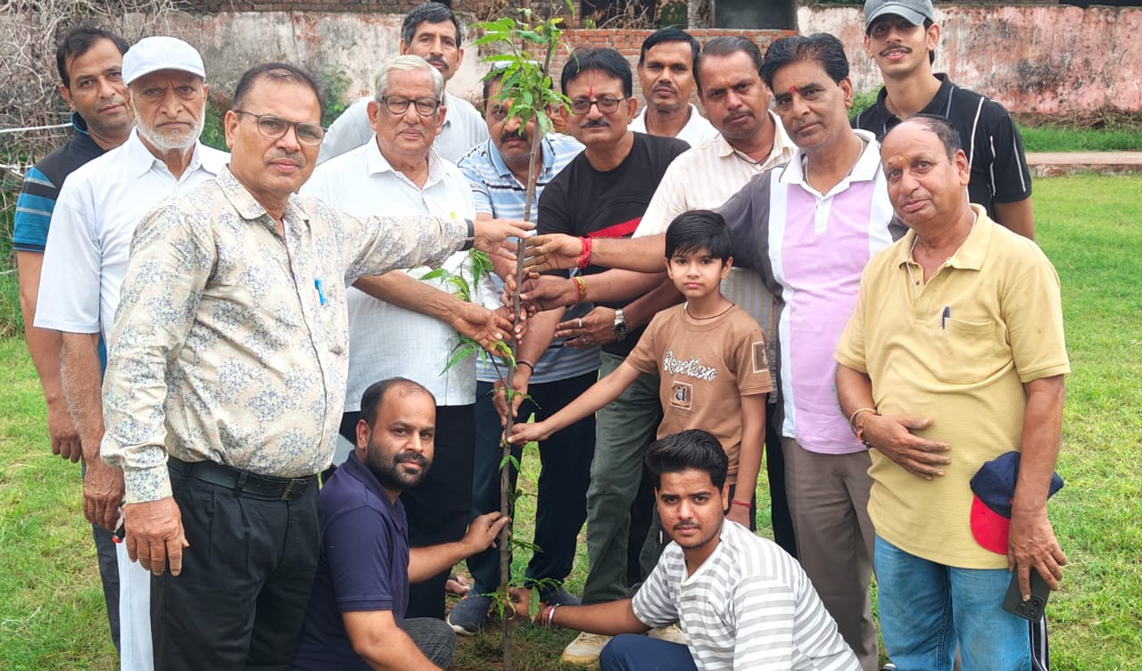 वृक्षारोपण कर पर्यावरण संरक्षण का दिया संदेश