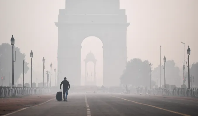 घना कोहरा और जहरीली हवा: दिल्ली-एनसीआर में जनजीवन अस्त-व्यस्त