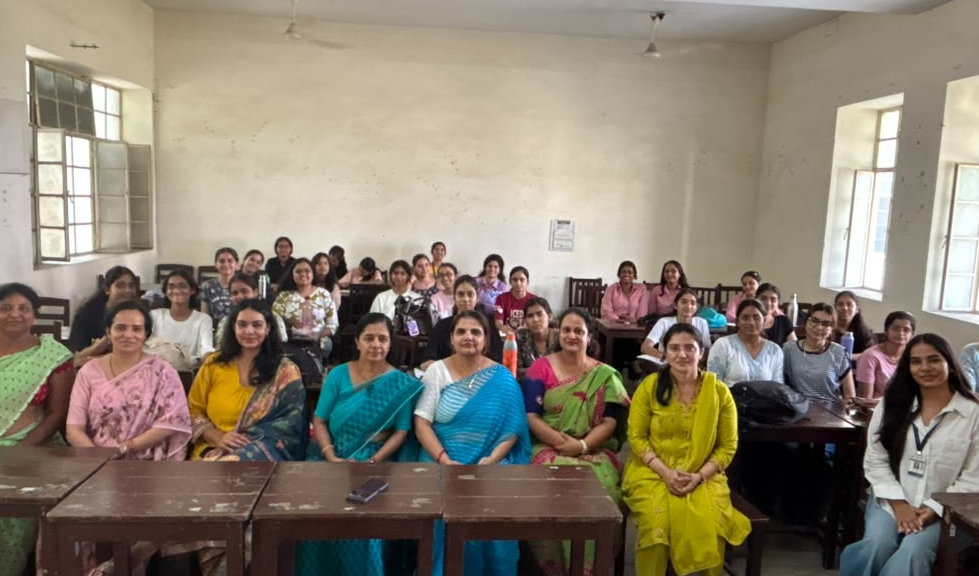 अभिव्यक्ति क्लब ने आयोजित की ‘जस्ट ए मिनट’ प्रतियोगिता’