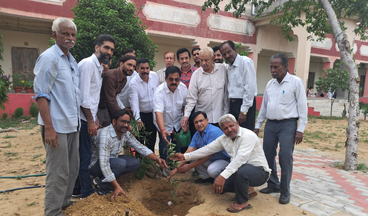 सुदर्शन सिंह सुरपुरा ने वृक्षारोपण कर सादगी से मनाया जन्मदिन