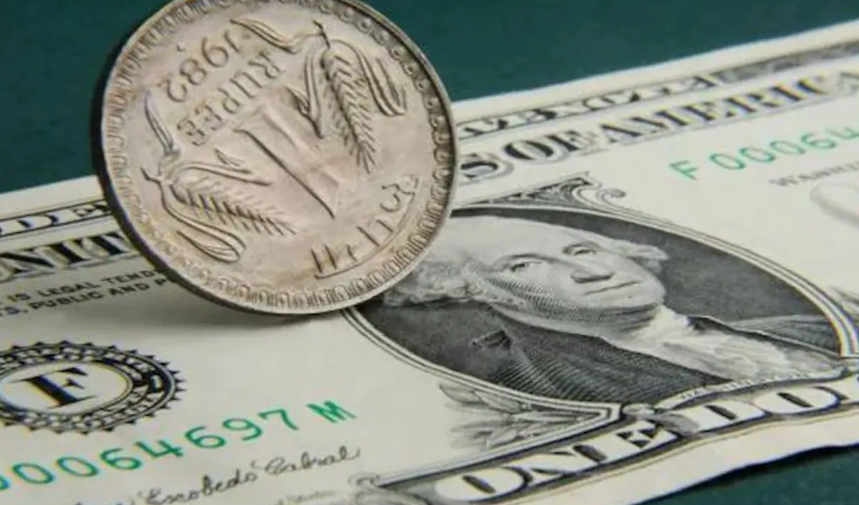 डॉलर के मुकाबले रुपये में हल्की कमजोरी, शुरुआती कारोबार में 89.90 के स्तर पर पहुंचा