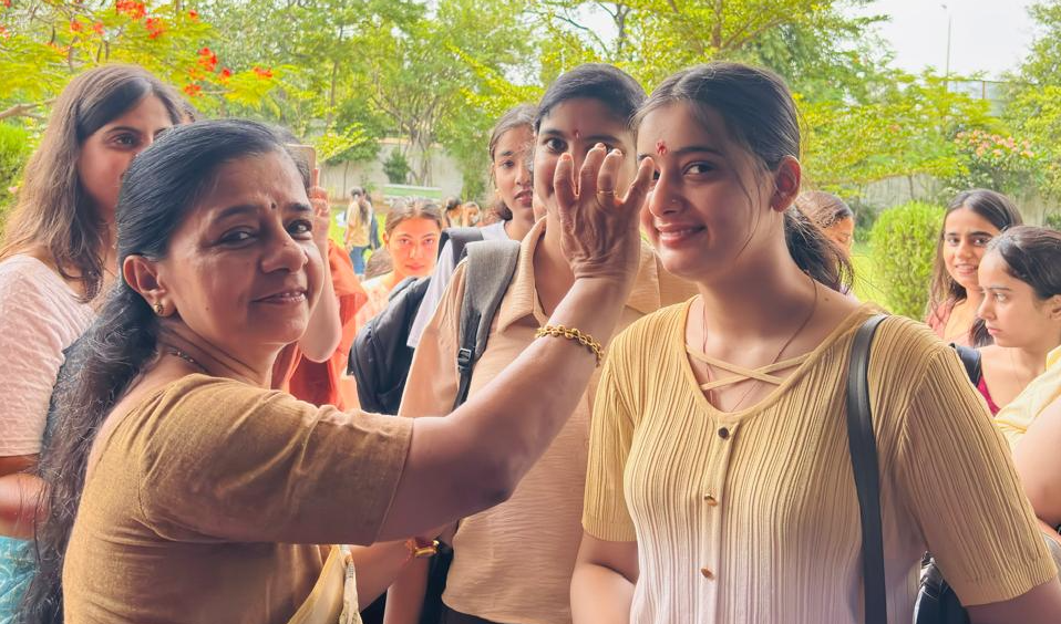 नवागंतुक छात्राओं का तिलक लगाकर किया स्वागत