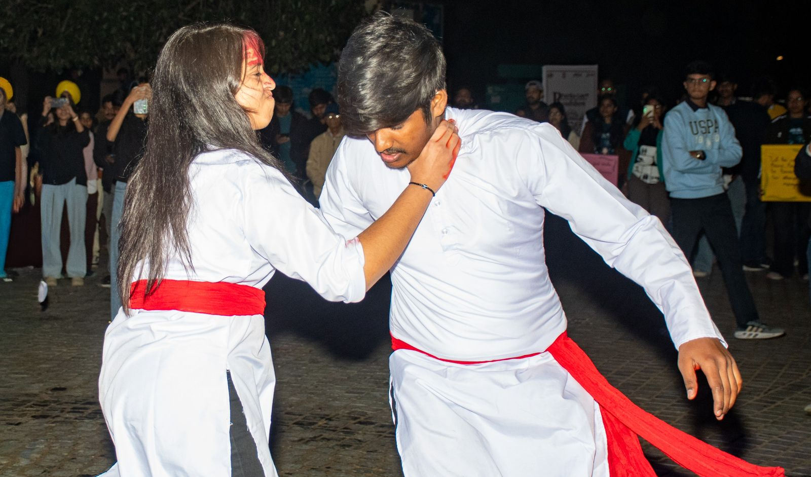 महिला सशक्तिकरण का सशक्त संदेश: जेईसीआरसी फाउंडेशन की ‘सुहासिनी’ द्वारा पत्रिका गेट पर भव्य रोड शो