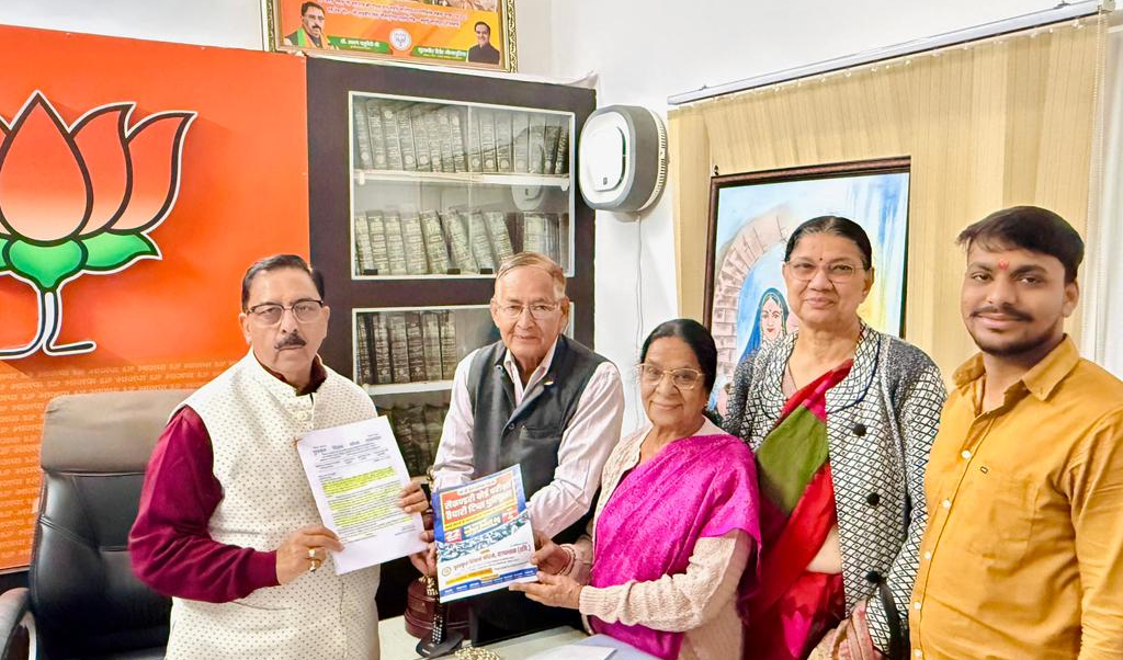 वित्त आयोग अध्यक्ष अरुण चतुर्वेदी से पुरस्कृत शिक्षक फोरम राजस्थान का प्रतिनिधिमंडल गुरुवार (22 जनवरी) को उनके श्याम नगर निजी निवास पर मिला और ज्ञापन दिया