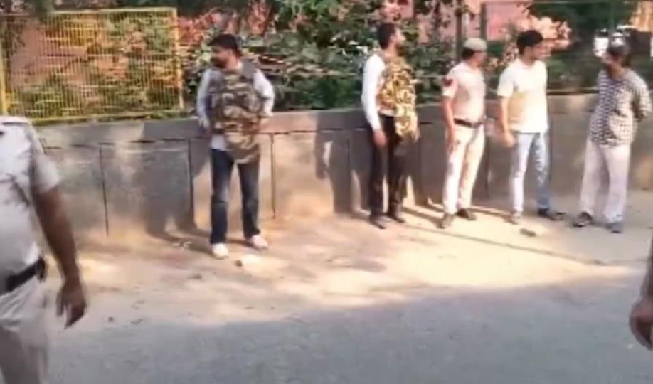 Minor Girl Allegedly G*ng-Rap*d at Delhi’s Astha Kunj Park by Men Posing as Policemen; Friend Assaulted