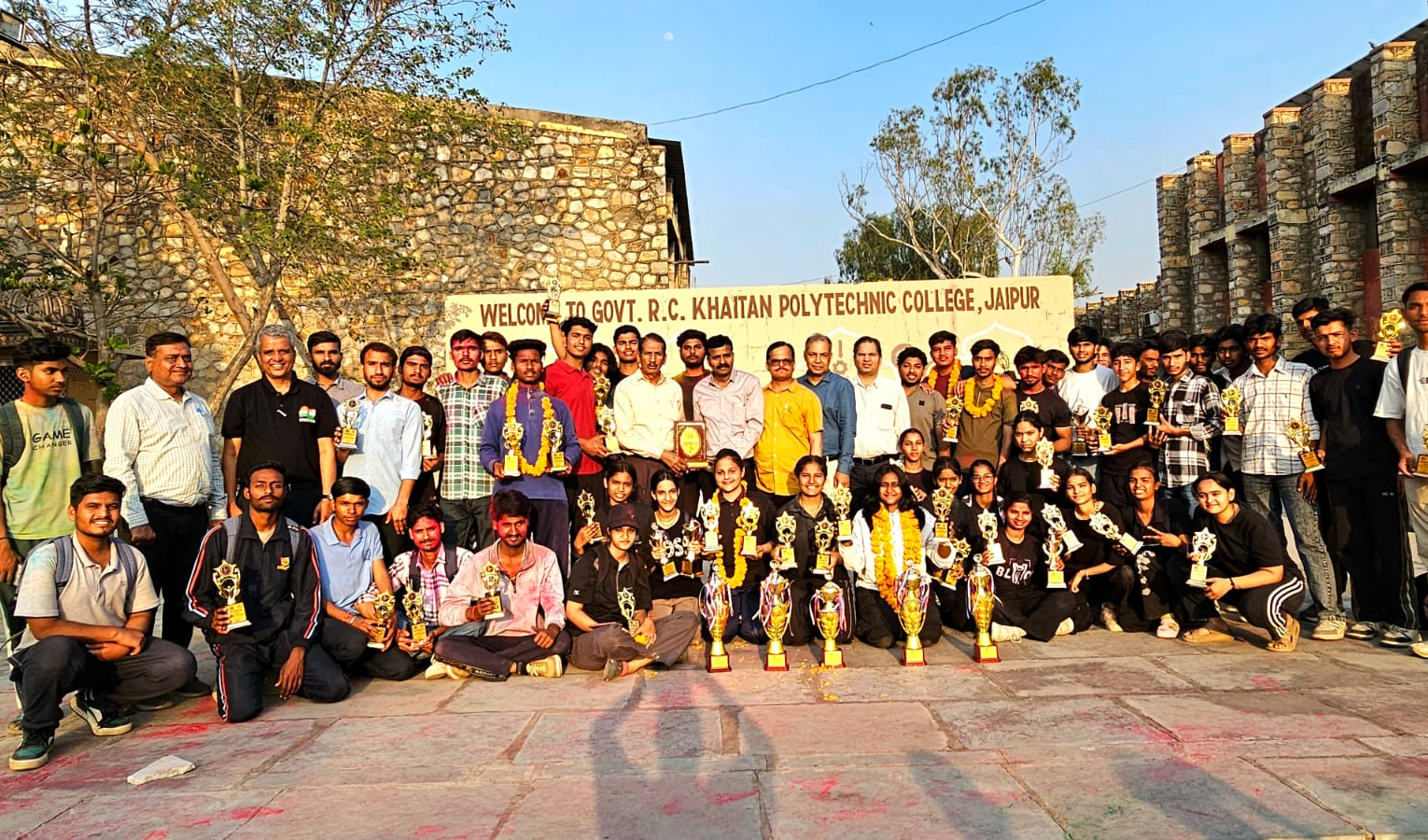 खेलों में कंप्यूटर ब्रांच ने झोंका हौसला हाथ में आए मेडल।  राजकीय रामचंद्र खेतान पॉलिटेक्निक महाविद्यालय जयपुर में चल रहे खेलकूद महोत्सव 2026 के अंतिम दिन कंप्यूटर ब्रांच का दबदबा कायम रहा ,खेलकूद महोत्सव का  समापन  खेतान पॉलिटेक्निक कॉलेज जयपुर अल्युमिना