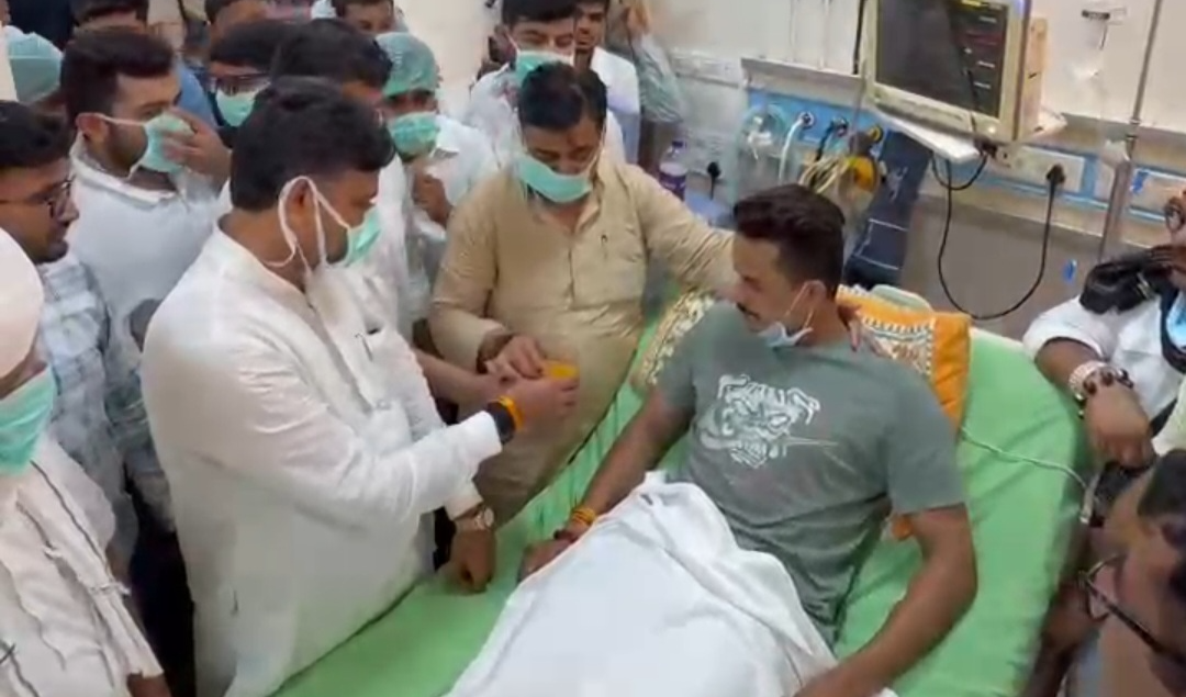 गोविंद सिंह डोटासरा, टीकाराम जूली, मुकेश भाकर व अन्य वरिष्ठ नेताओं की समझाइश के बाद अनशनकारी छात्र नेता शुभम रेवाड़ ने तोड़ा अनशन
