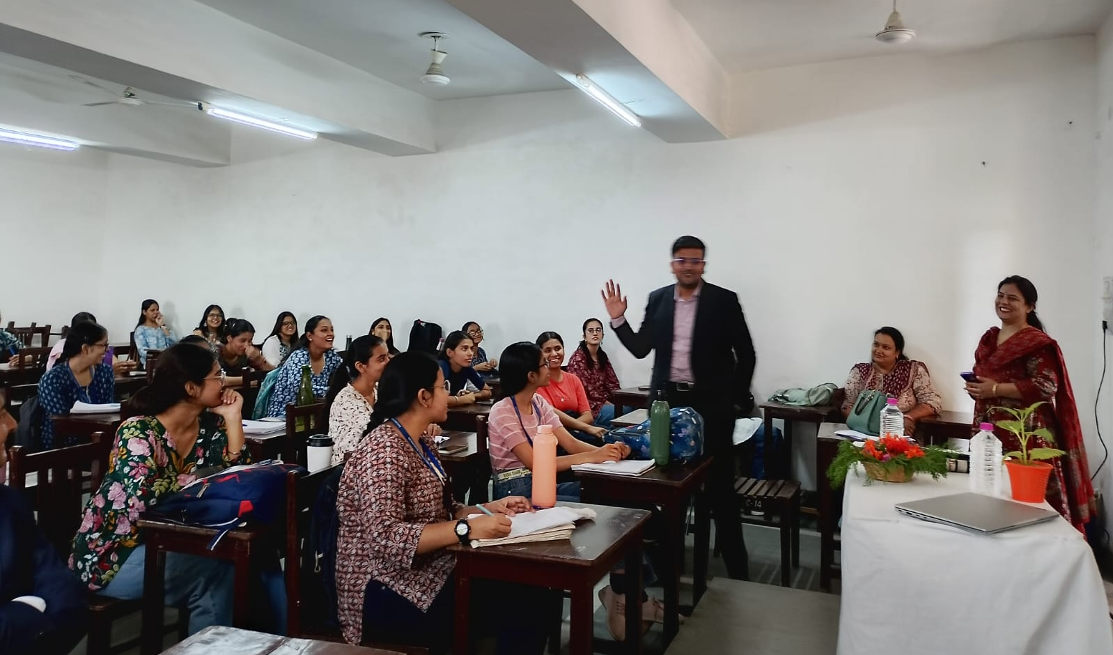 नेविगेटिंग द डिजिटल एरा श्रृंखला का शुभारंभ — छात्राओं ने सीखी एआई और डिजिटल मार्केटिंग की नई बारीकियां