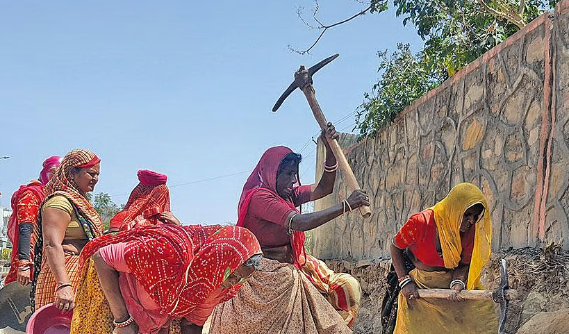 भारत की ग्रामीण रोजगार गारंटी योजना: उपलब्धि भी, चुनौतियाँ भी